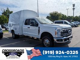 2025 Ford Super Duty F-350 DRW with Oxford White Exterior