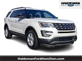 2017 Ford Explorer with White Platinum Exterior