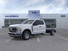 2025 Ford Super Duty F-350 SRW with Oxford White Exterior