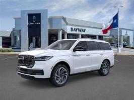 2025 Lincoln Navigator with Pristine White Metallic Tri-Coat Exterior