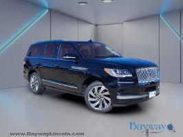 2023 Lincoln Navigator with infinite black metallic clearcoat Exterior
