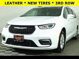 2022 Chrysler Pacifica with Bright White Clearcoat Exterior