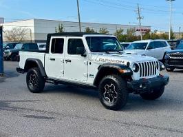 2021 Jeep Gladiator with Bright White Clearcoat Exterior