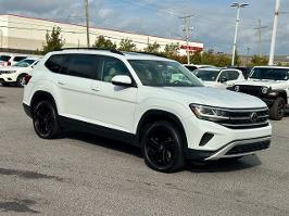 2022 Volkswagen Atlas with Pure White Exterior