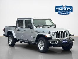 2023 Jeep Gladiator with Silver Zynith Clearcoat Exterior