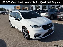 2026 Chrysler Pacifica with Bright White Clearcoat Exterior