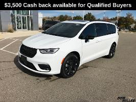 2026 Chrysler Pacifica with Bright White Clearcoat Exterior