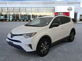 2018 Toyota RAV4 with Super White Exterior