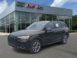 2025 Audi Q7 with Mythos Black Metallic Exterior