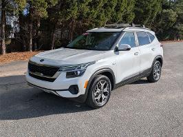 2021 Kia Seltos with Snow White Pearl Exterior