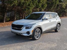 2022 Kia Seltos with Snow White Pearl Exterior