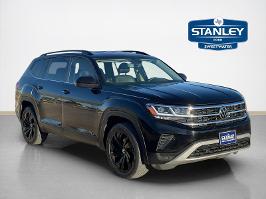 2022 Volkswagen Atlas with Deep Black Pearl Exterior