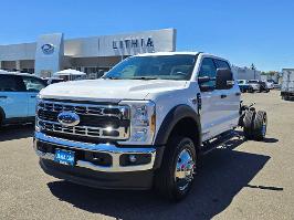 2025 Ford Super Duty F-450 DRW with Oxford White Exterior