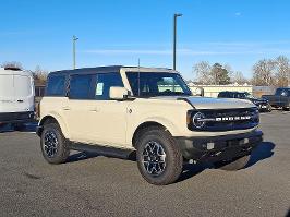 2025 Ford Bronco with Oxford White Exterior