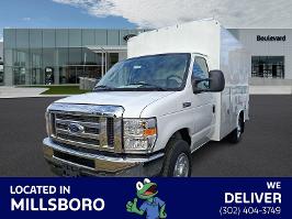 2025 Ford E-Series Cutaway with Oxford White Exterior