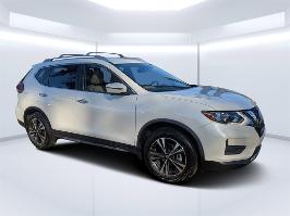 2020 Nissan Rogue with Pearl White Tricoat Exterior