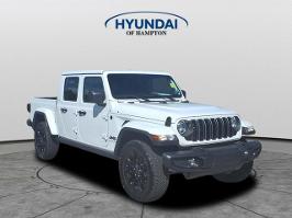 2024 Jeep Gladiator with Bright White Clearcoat Exterior
