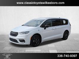 2024 Chrysler Pacifica with Bright White Clearcoat Exterior