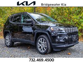 2022 Jeep Compass with Diamond Black Crystal Pearlcoat Exterior