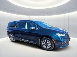 2023 Chrysler Pacifica with Fathom Blue Pearlcoat Exterior