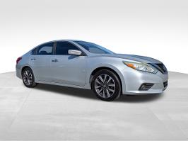 2017 Nissan Altima with Brilliant Silver Metallic Exterior