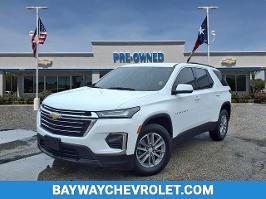 2022 Chevrolet Traverse with Summit White Exterior