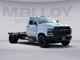 2024 Chevrolet Silverado MD with Summit White Exterior