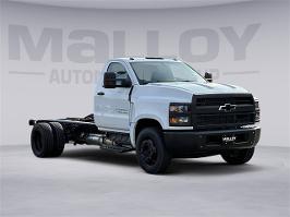 2024 Chevrolet Silverado MD with Summit White Exterior
