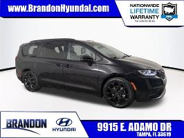 2025 Chrysler Pacifica with Diamond Black Crystal Pearlcoat Exterior