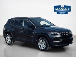 2022 Jeep Compass with Diamond Black Crystal Pearlcoat Exterior