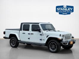 2022 Jeep Gladiator with Bright White Clearcoat Exterior