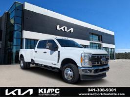 2023 Ford Super Duty F-350 DRW with Oxford White Exterior