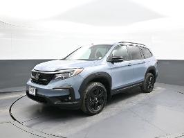 2022 Honda Pilot with Sonic Gray Pearl Exterior