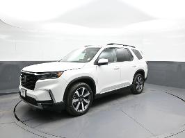 2023 Honda Pilot with Platinum White Pearl Exterior