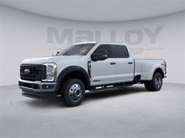 2026 Ford Super Duty F-450 DRW with Oxford White Exterior