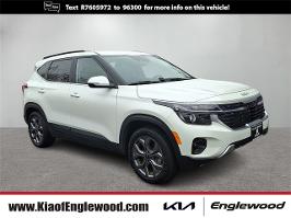 2024 Kia Seltos with Snow White Pearl Exterior
