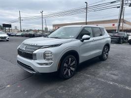 2025 Mitsubishi Outlander with White Diamond Exterior