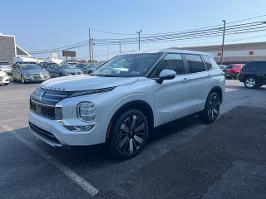 2025 Mitsubishi Outlander with White Diamond Exterior