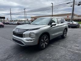 2025 Mitsubishi Outlander with Alloy Silver Metallic Exterior