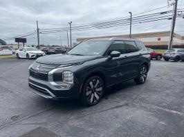 2025 Mitsubishi Outlander with Graphite Gray Exterior