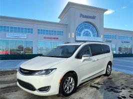 2019 Chrysler Pacifica with Bright White Clearcoat Exterior